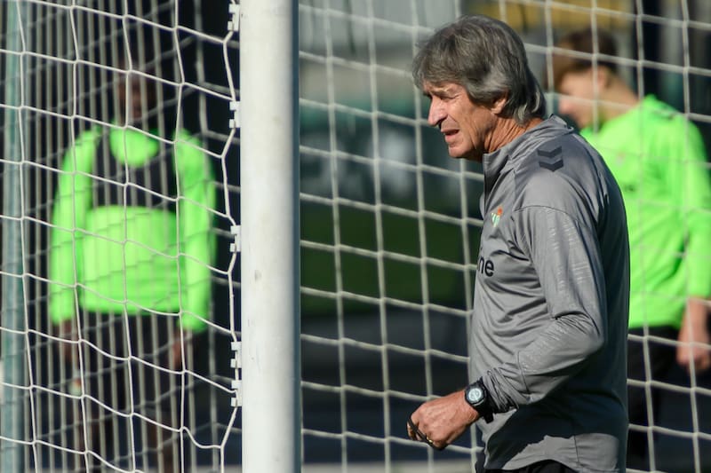 durante uno de los entrenamientos del Betis previo al duelo de este jueves contra el Valladolid, clave para seguir peleando por un cupo a Champions League.