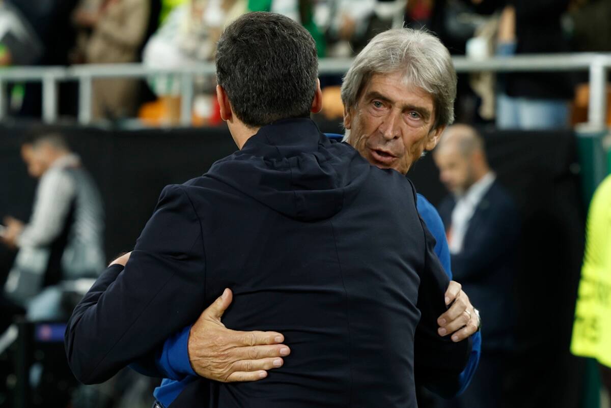 El entrenador chileno se abraza con su símil del Lyon francés, Paulo Fonseca en el duelo del Betis por Europa League. Foto: Agencia EFE