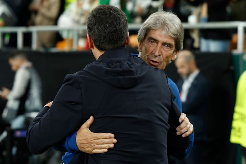 El entrenador chileno se abraza con su símil del Lyon francés, Paulo Fonseca en el duelo del Betis por Europa League. Foto: Agencia EFE
