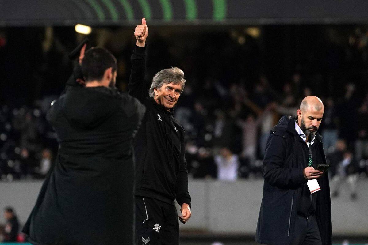 festeja la clasificación del Betis a los cuartos de final de la Conference League. Foto: EFE.