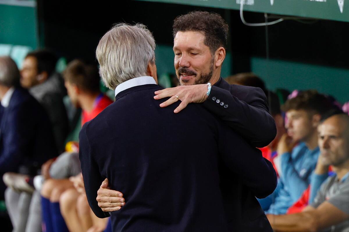 Manuel Pellegrini y el Cholo Simeone se saludaron de forma afectuosa antes del comienzo del partido. (Foto: EFE)