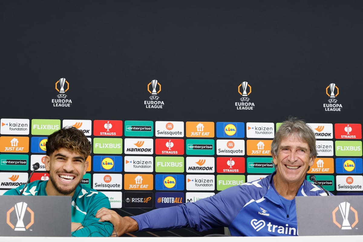 El Ingeniero sonríe junto al joven Ez Abde durante conferencia de prensa previa al partido contra Lyon. Foto: Agencia EFE