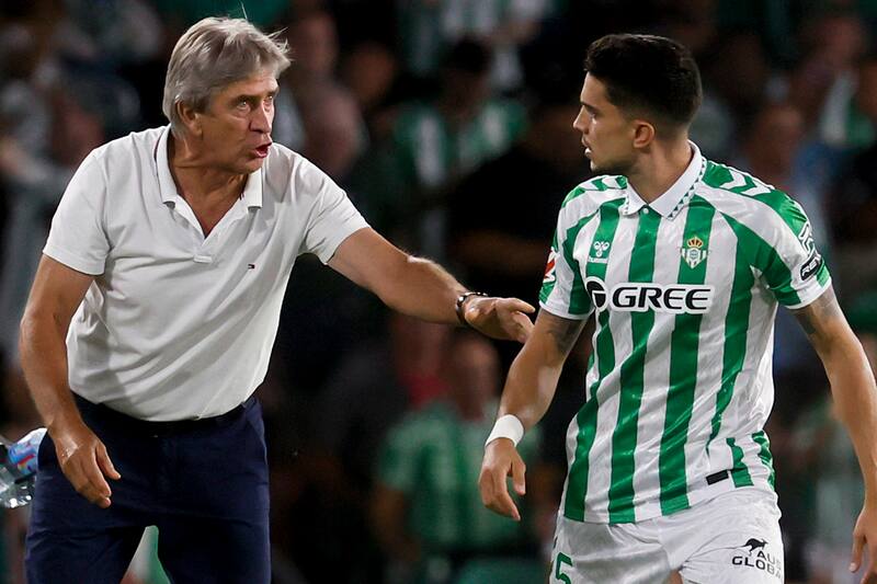 El DT chileno junto a Marc Bartra. Foto: EFE.
