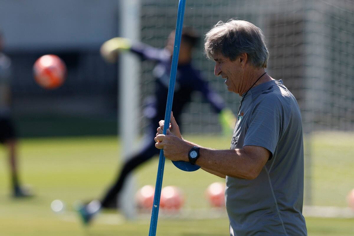 El DT chileno aguarda por Gonzalo Petit en el Betis. Foto: EFE.