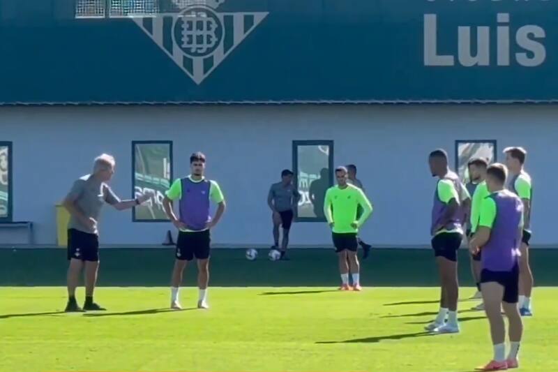 le dio instrucciones con lujo de detalles a su nuevo refuerzo.