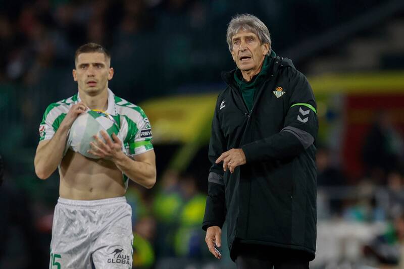 El DT chileno dirigiendo en el último partido del Betis ante el Athletic de Bilbao.