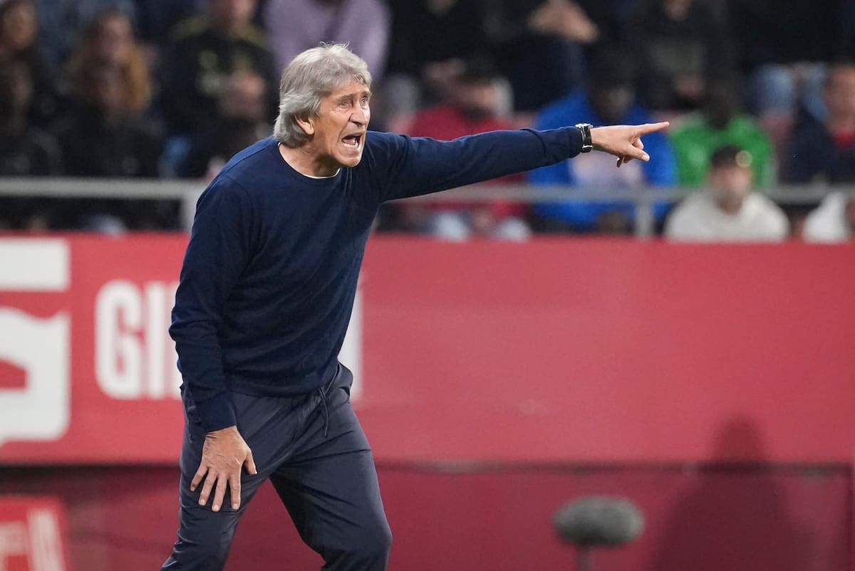 El DT chileno dando instrucciones durante el partido entre el Betis y Girona, este martes 22 de abril. Foto: Agencia EFE.