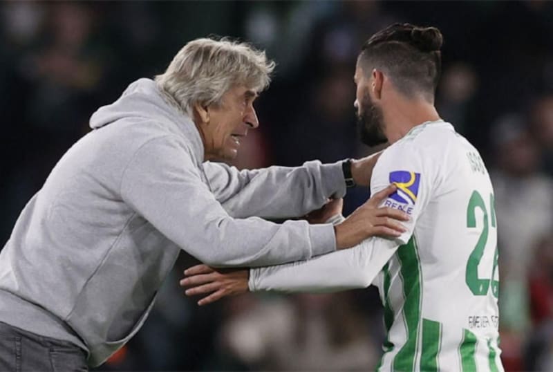 . DT nacional del Real Betis, junto a Isco.