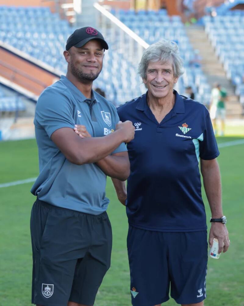 El belga fue dirigido por el chileno en Manchester City en su faceta como jugador, reencontrándose como entrenador en un amistoso entre Burnley y Real Betis en 2023. Foto: @BurnleyOfficial