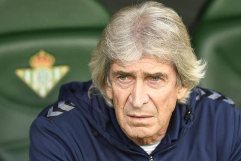El entrenador chileno en el banco del Betis durante la victoria sobre el Mallorca por La Liga.
