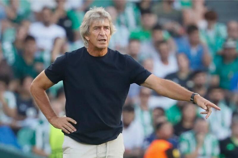 toma decisiones con el plantel del Betis. Foto: EFE.