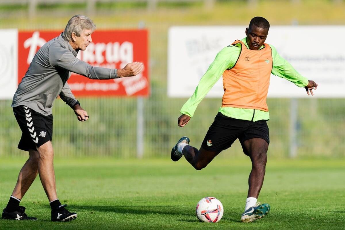 le gana un fichaje al Sevilla.