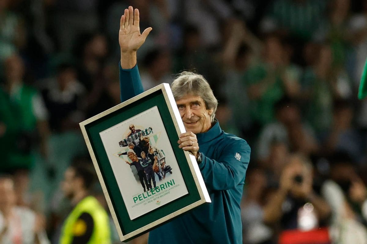 es ovacionado por el Benito Villamarín. Foto: EFE.