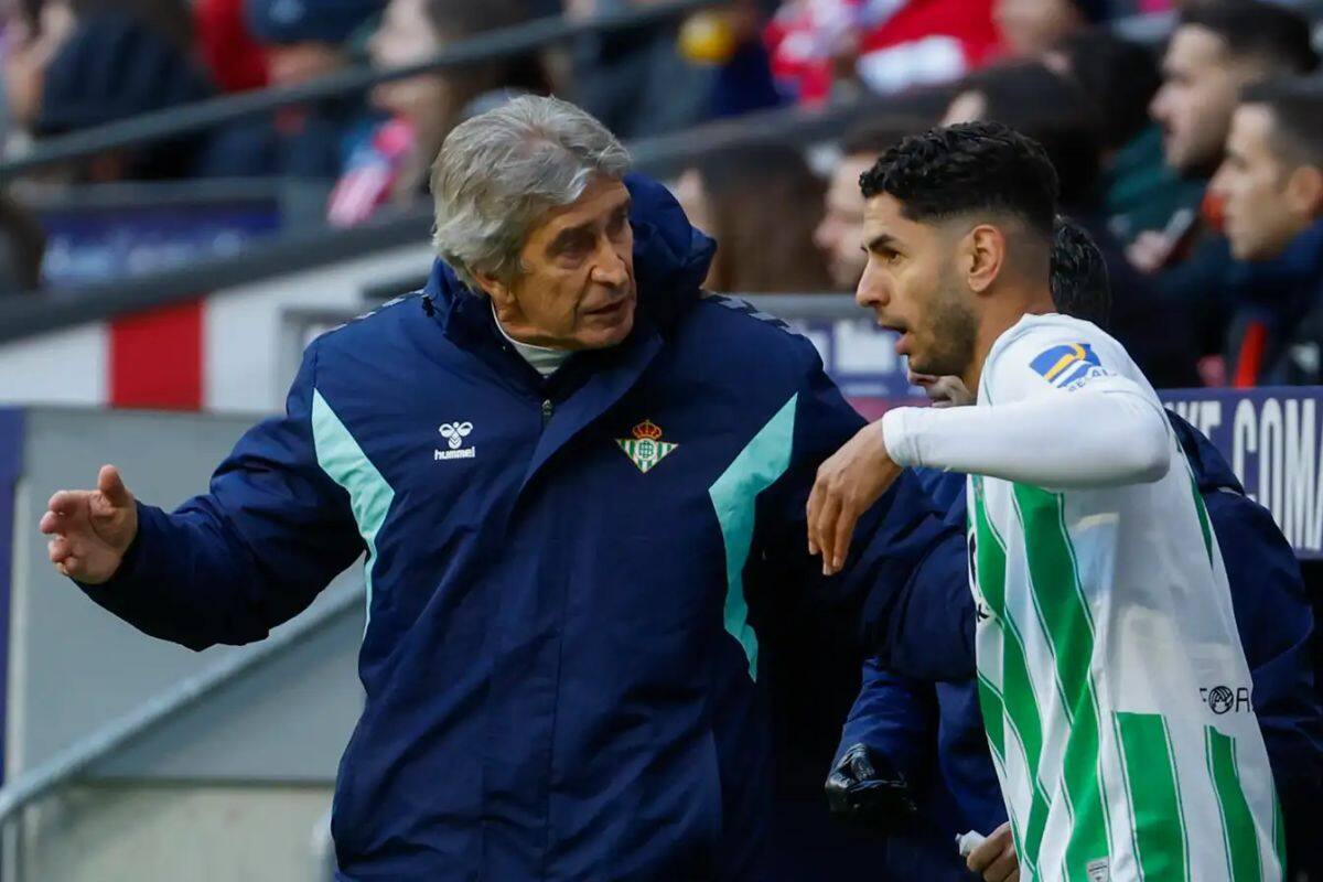 dirigiendo al Betis. Foto: EFE.