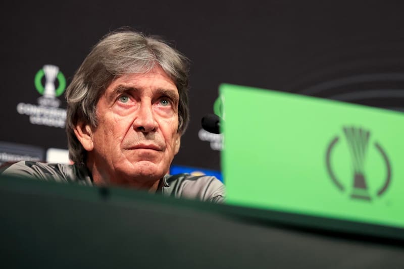 en conferencia de prensa del Real Betis. Foto: EFE.