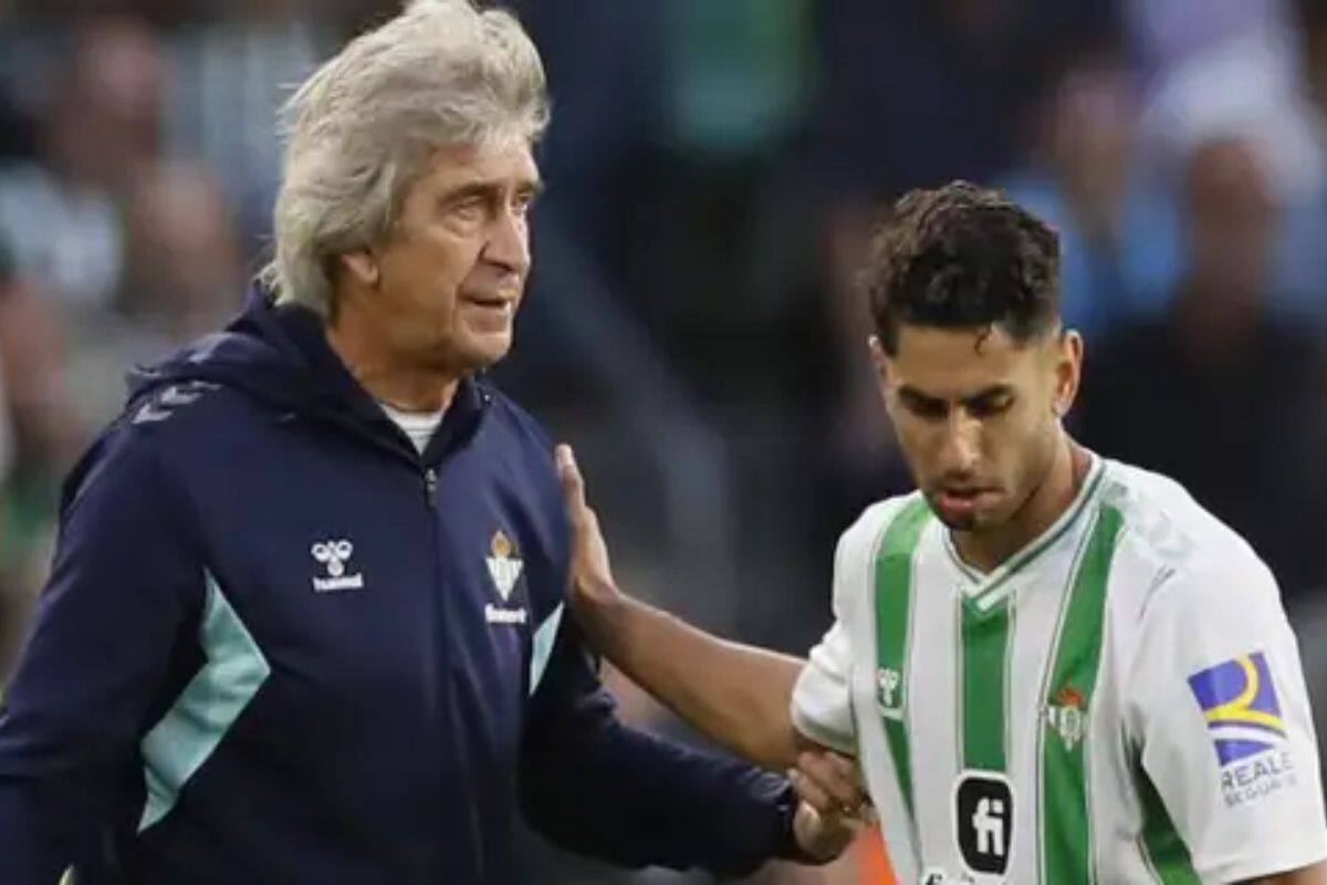 junto a Ayoze Pérez en un partido del Betis. El DT chileno fue clave en la recuperación futbolística del delantero. Foto: EFE.