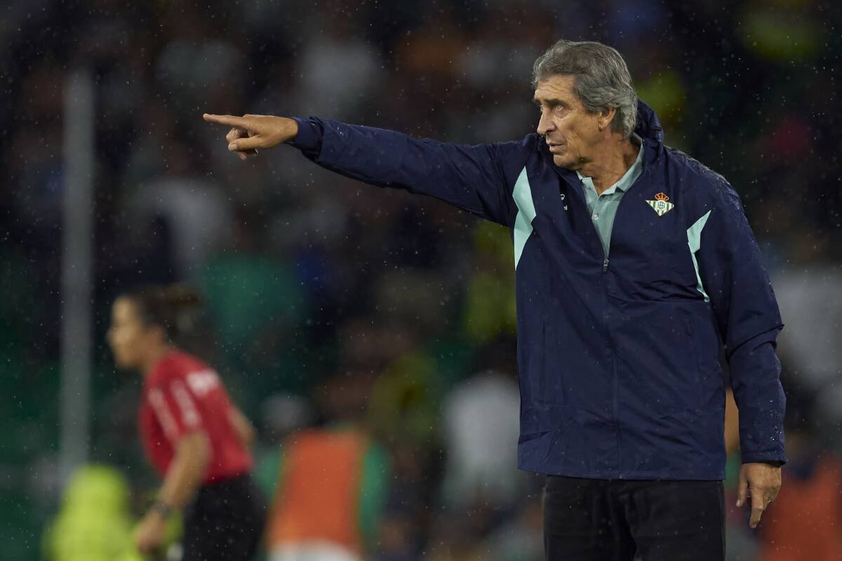 El entrenador chileno se mostró firme ante una posible partida de Luiz Felipe.