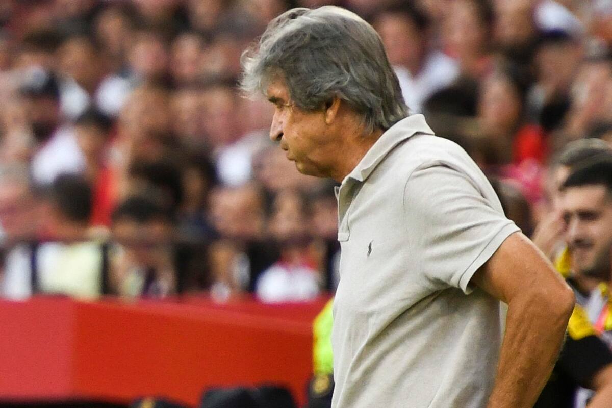Manuel Pellegrini cayó con el Betis en el derbi sevillano, pero en dicho se convirtió en el entrenador más longevo en dirigir en LaLiga. (Foto: EFE)