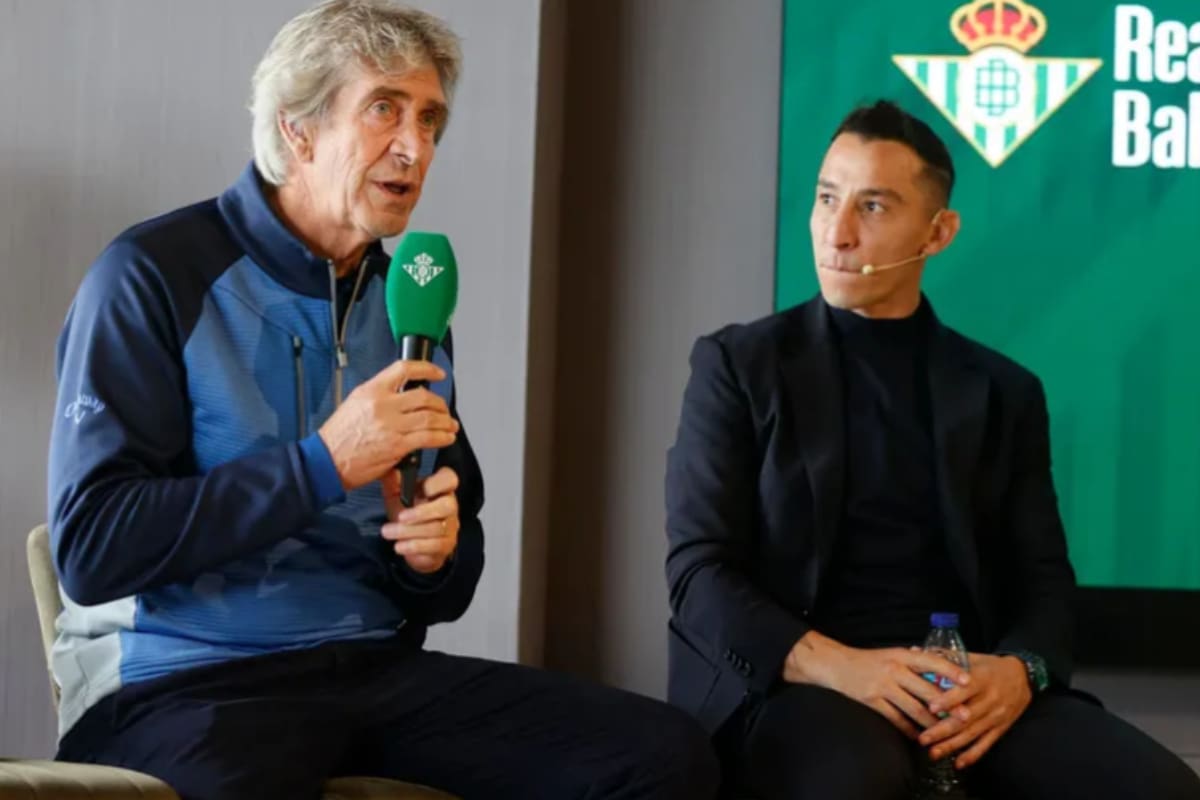 El DT y su expupilo durante una conferencia de prensa en el Betis.