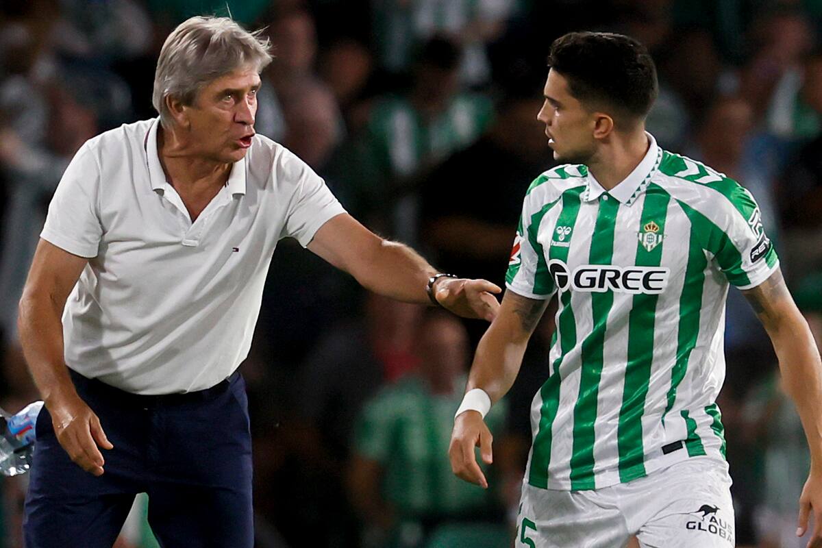 Manuel Pellegrini y el Betis están a 90 minutos de meterse en la fase final de la Conference League. (Foto: EFE)
