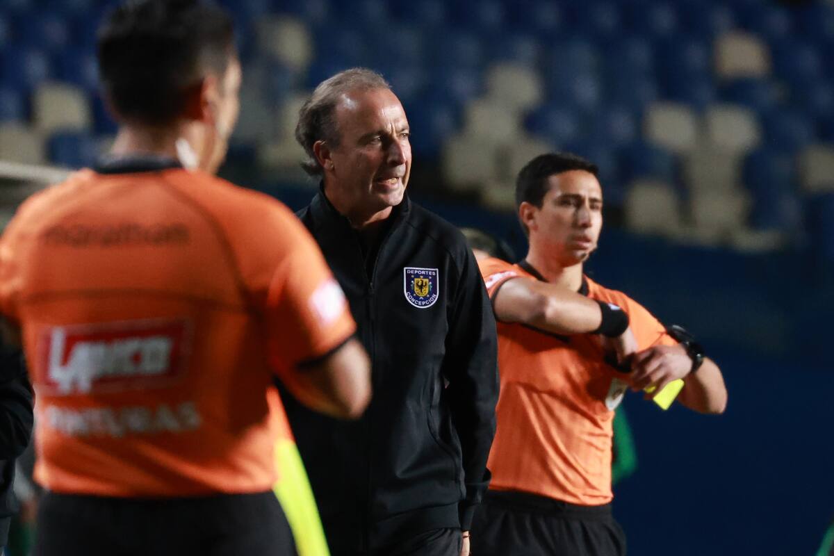 El entrenador de Deportes Concepción busca las fórmulas para levantar el nivel en la Primera B 2025.