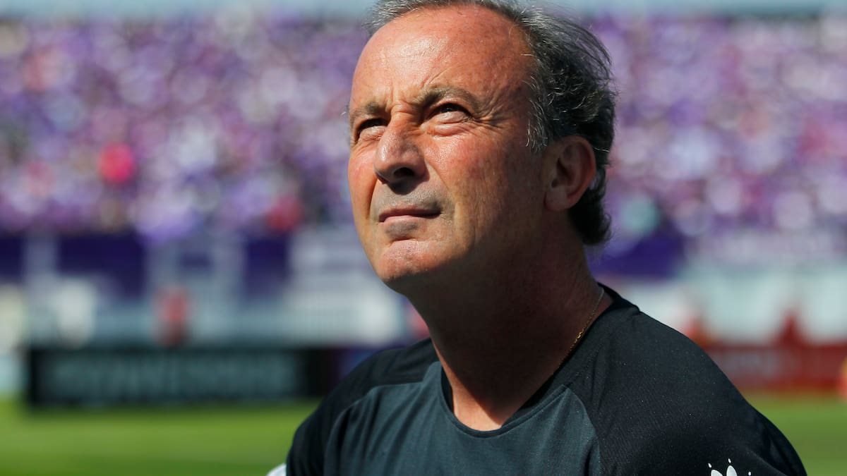 DT de Concepción tuvo que pedir disculpas a sus hinchas: les dedicó gestos obscenos