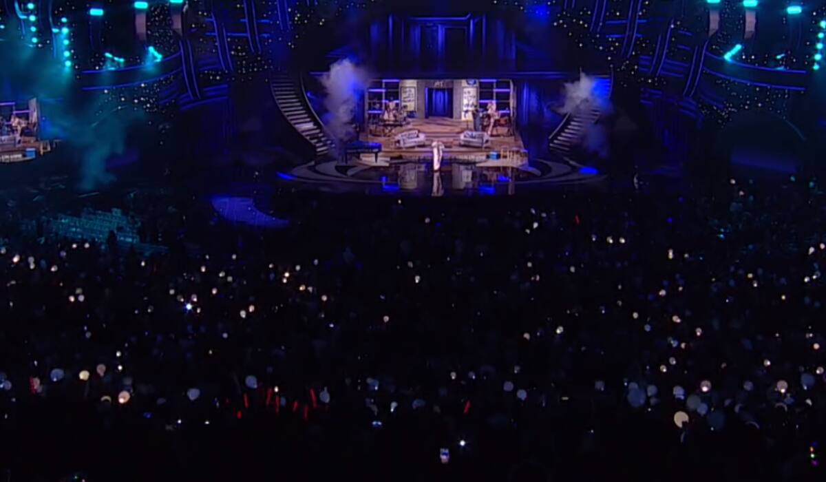 Manuel Turizo es soprendido por sus fanáticas.