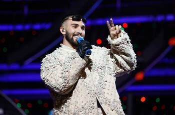 Incluyó mensajes a los afectados y recibió detalle de sus fans: Así fue la presentación de Manuel Turizo en el Festival de Viña 2024