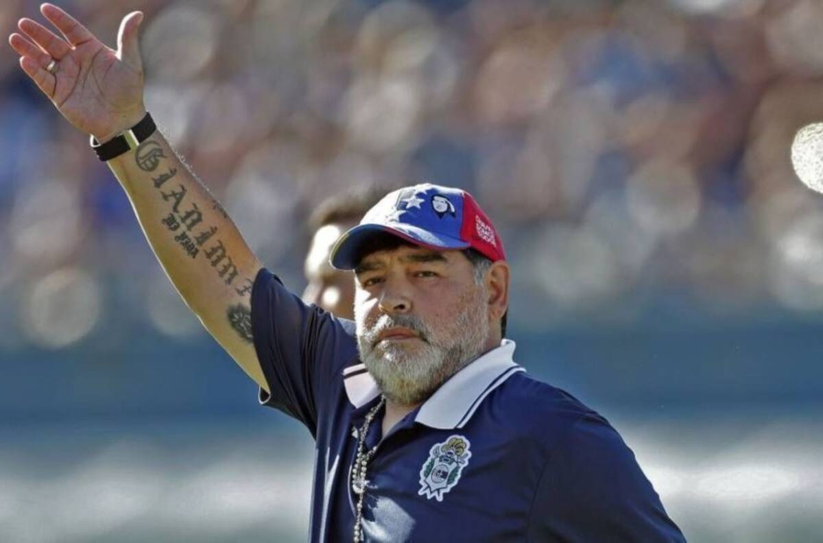 ¿Es de Colo Colo? Maradona se fotografió con la '10' de los Albos