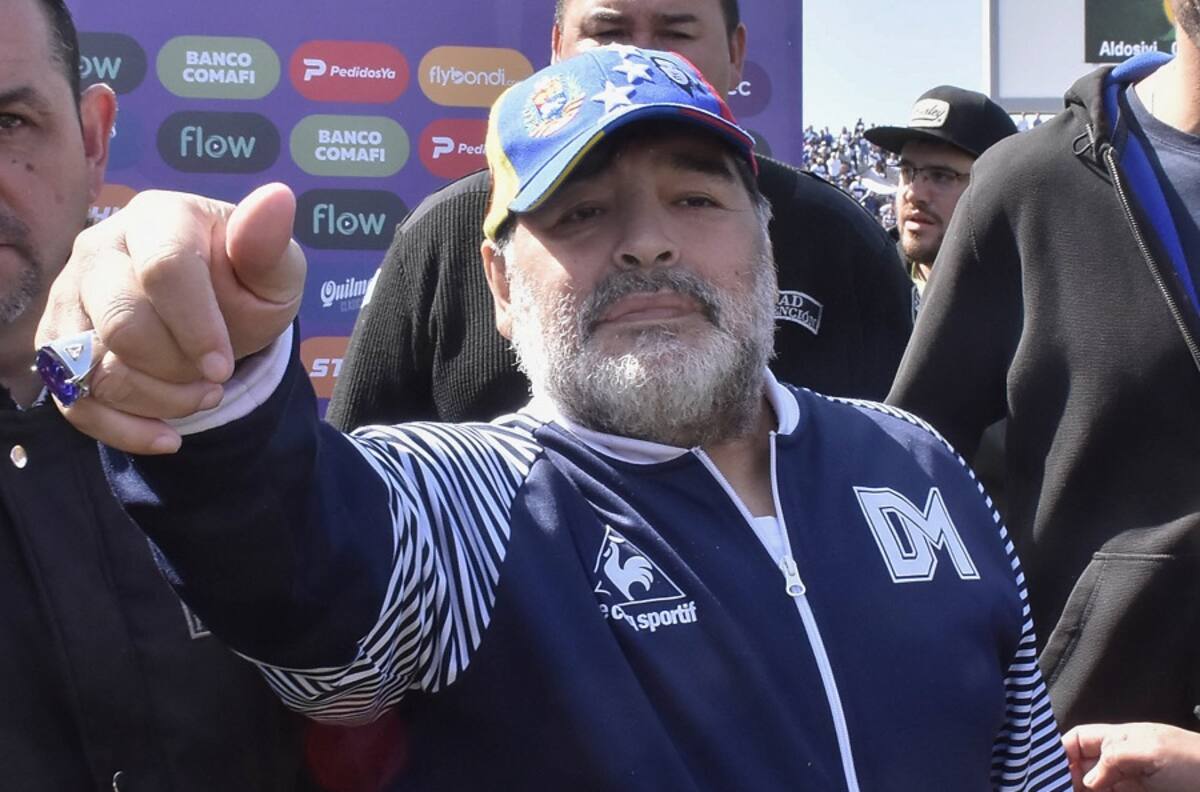 Maradona comunicó a la dirigencia de Gimnasia que está dispuesto a bajar su sueldo