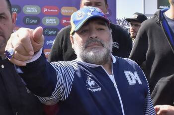 Maradona comunicó a la dirigencia de Gimnasia que está dispuesto a bajar su sueldo