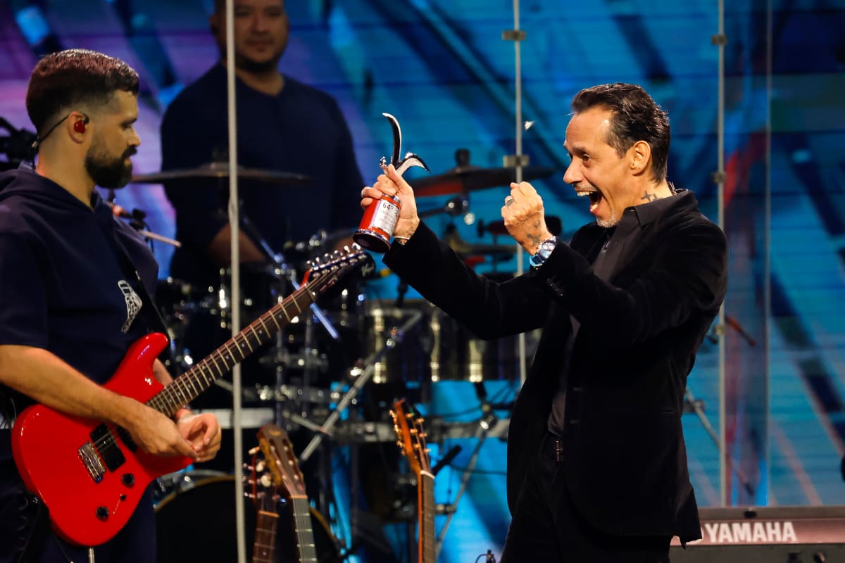 El cantante recibió la Gaviota de Plata durante su presentación.