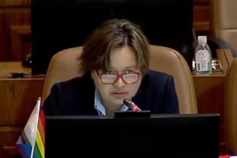 La parlamentaria fue asistida por compañeros de la Cámara. Créditos: Captura Video.