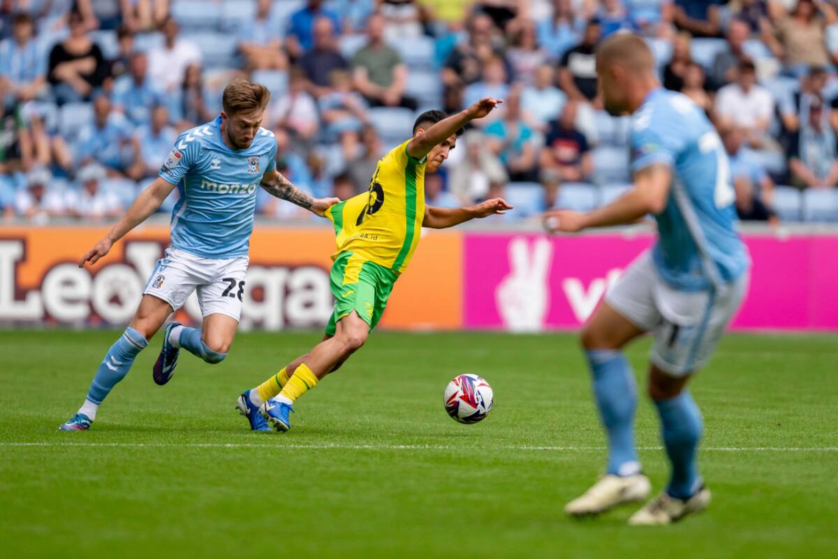 podría tener un importante papel en la doble fecha eliminatoria de la Roja. (Foto: @NorwichCityFC)
