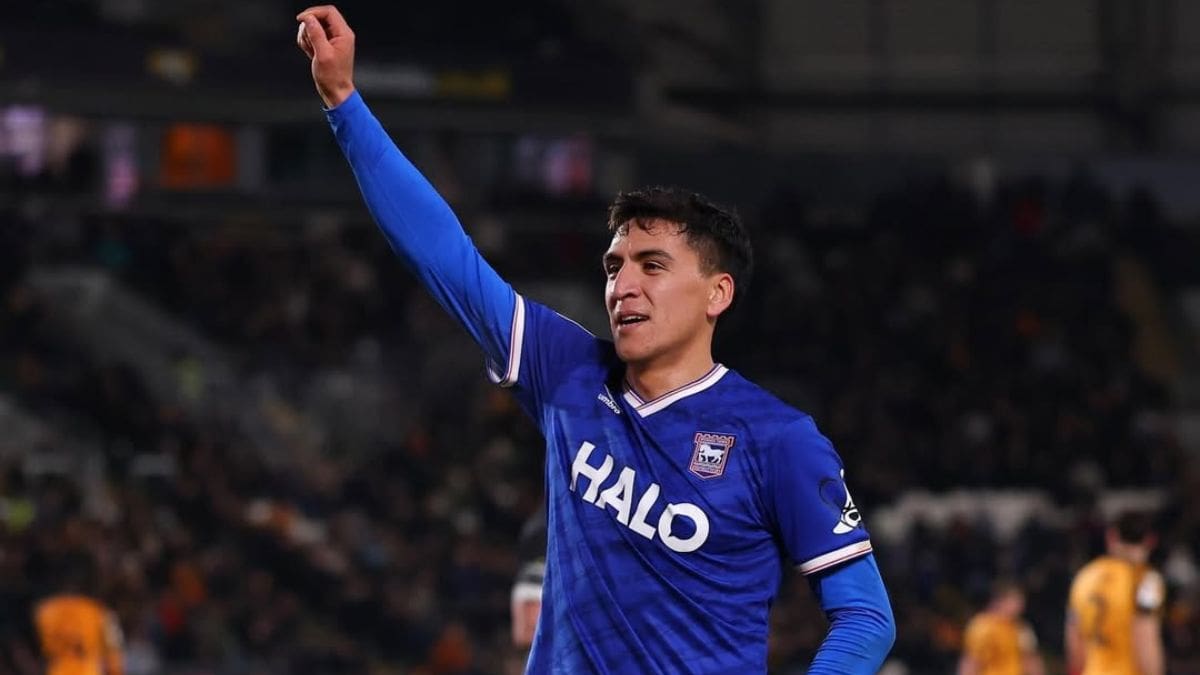 Con un palito a su antiguo club: Marcelino Núñez fue premiado tras ascender a la Premier League