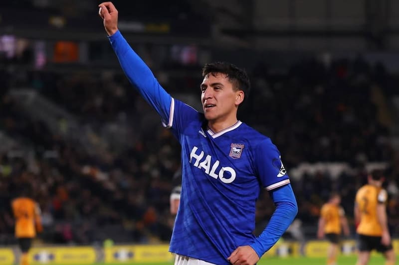 El chileno es clave en el Ipswich Town. Foto: @ipswichtown en Instagram.