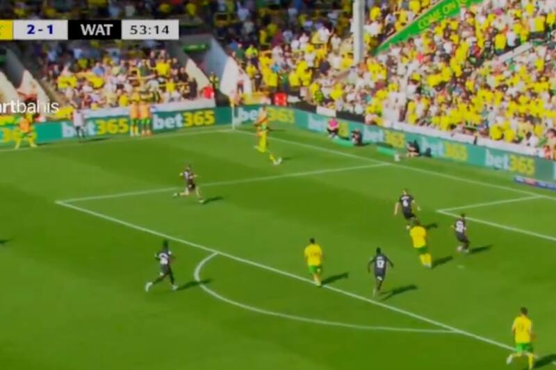 anotando el tercer gol del Norwich City.