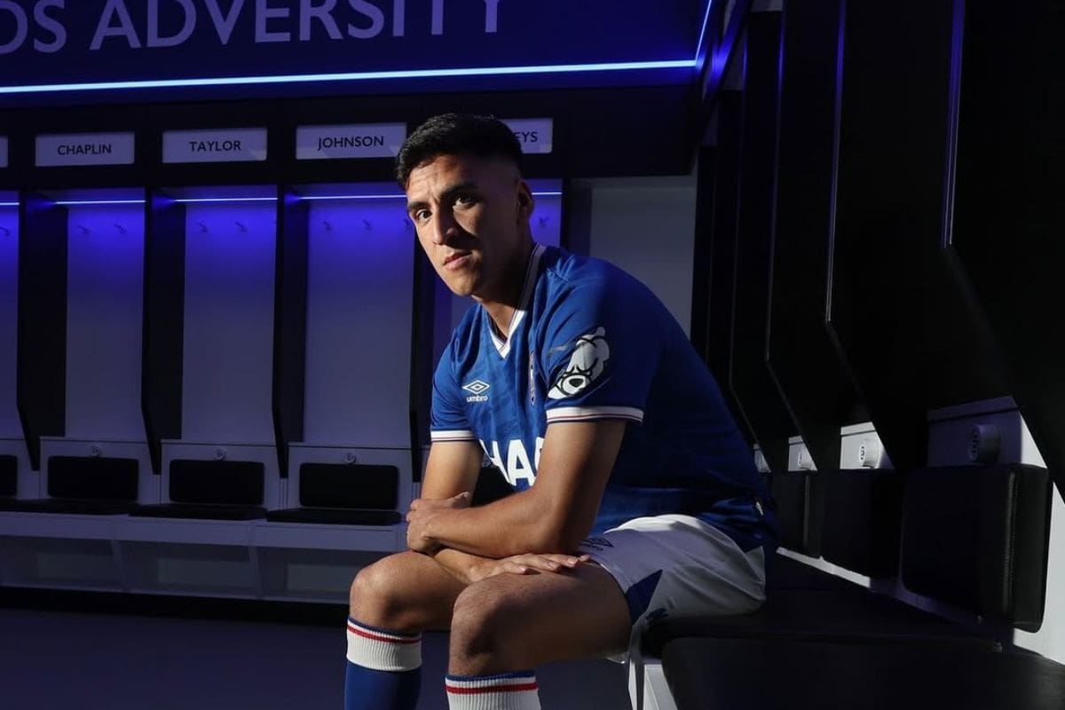 El mediocampista no ha podido debutar por una lesión de tobillo. Foto: Instagram Ipswich Town.