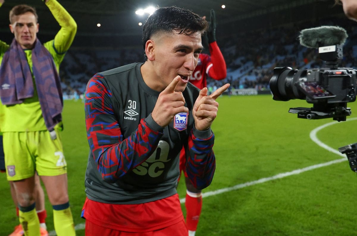 Marcelino Núñez en la mira de un DT de clase mundial: jugaría en la Premier League