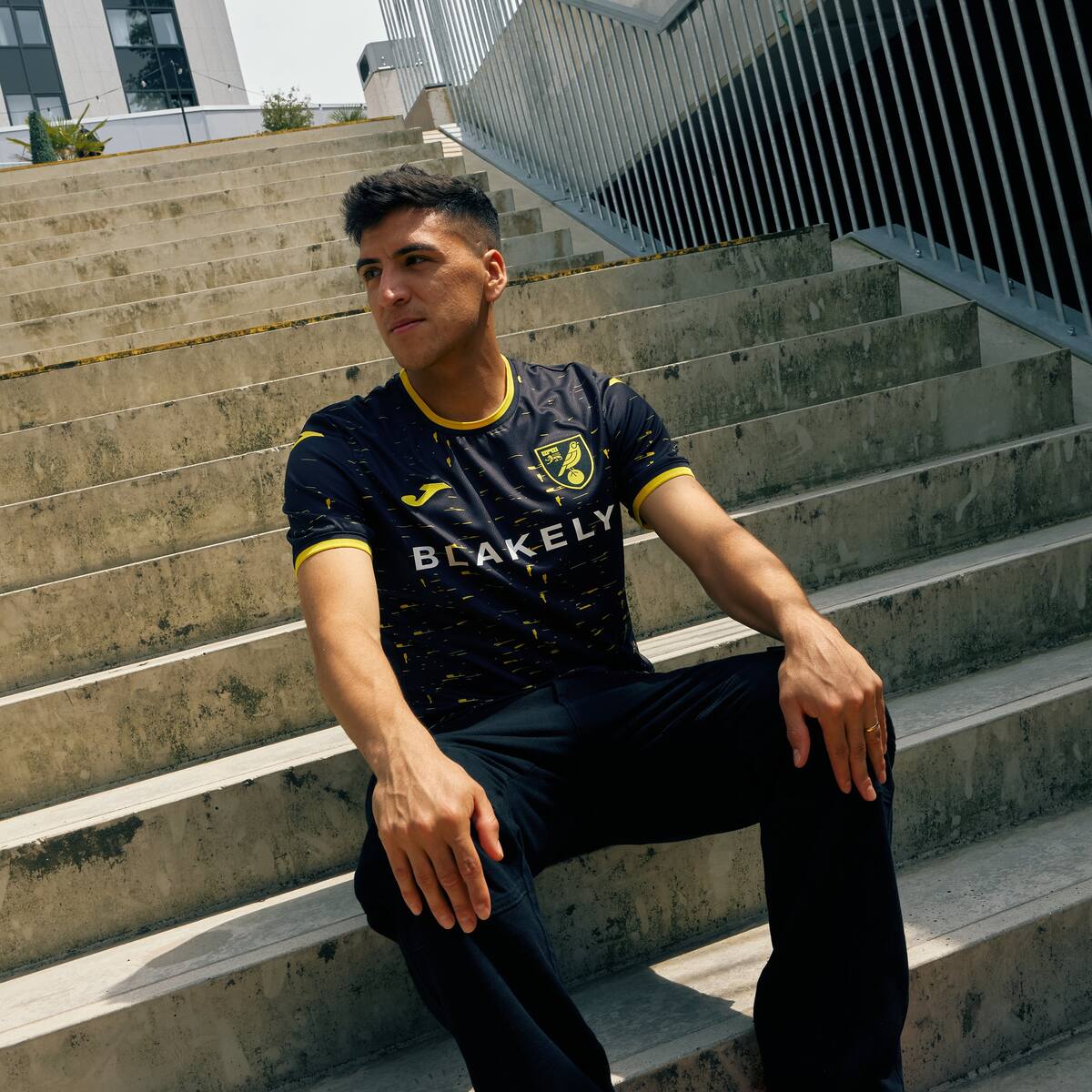 Marcelino Núñez posa con la nueva camiseta de Norwich City. Foto: X Norwich City.