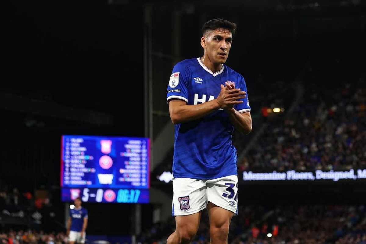 El volante chileno se lesionó el pasado sábado y se perderá los próximos dos partidos del Ipswich Town, dejándolo prácticamente descartado para los duelos de La Roja este mes.