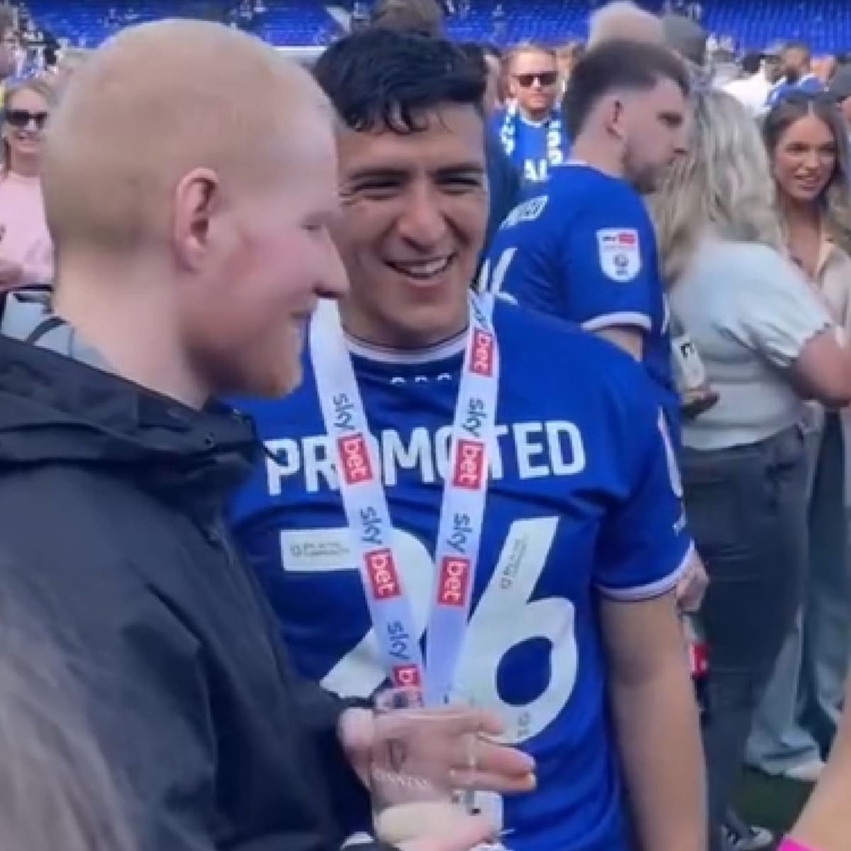 VIDEO | Como un fan más: el gran momento de Marcelino Ñúñez y Ed Sheeran en los festejos del Ipswich