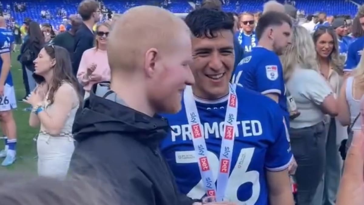 VIDEO | Como un fan más: el gran momento de Marcelino Ñúñez y Ed Sheeran en los festejos del Ipswich