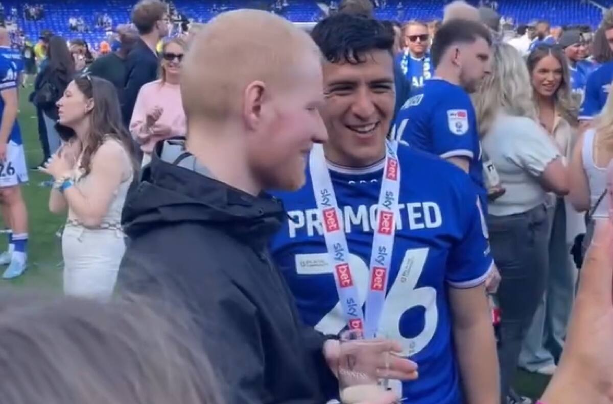 VIDEO | Como un fan más: el gran momento de Marcelino Ñúñez y Ed Sheeran en los festejos del Ipswich
