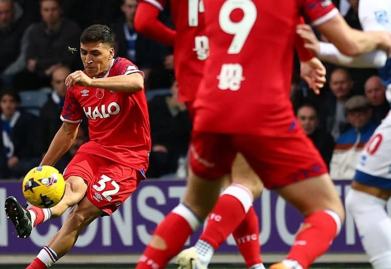 . El chileno se lución con el Ipswich.