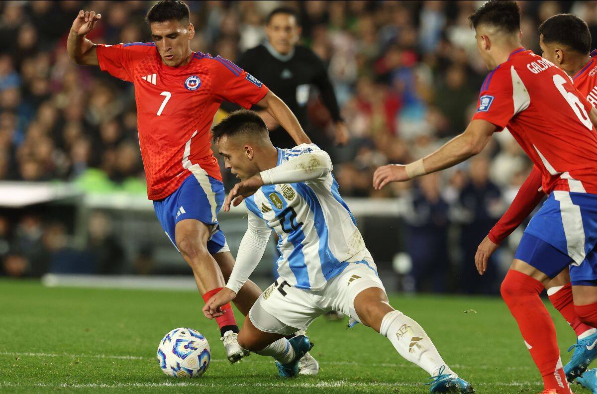 Dos futbolistas chilenos fueron incluidos en el equipo ideal de la fecha en Inglaterra