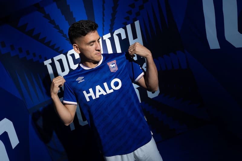 El chileno fue oficializado como nuevo refuerzo del Ipswich Town con un polémico video.