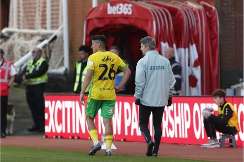mientras abandona Carrow Road luego de lesionarse. Foto: Pink UN.