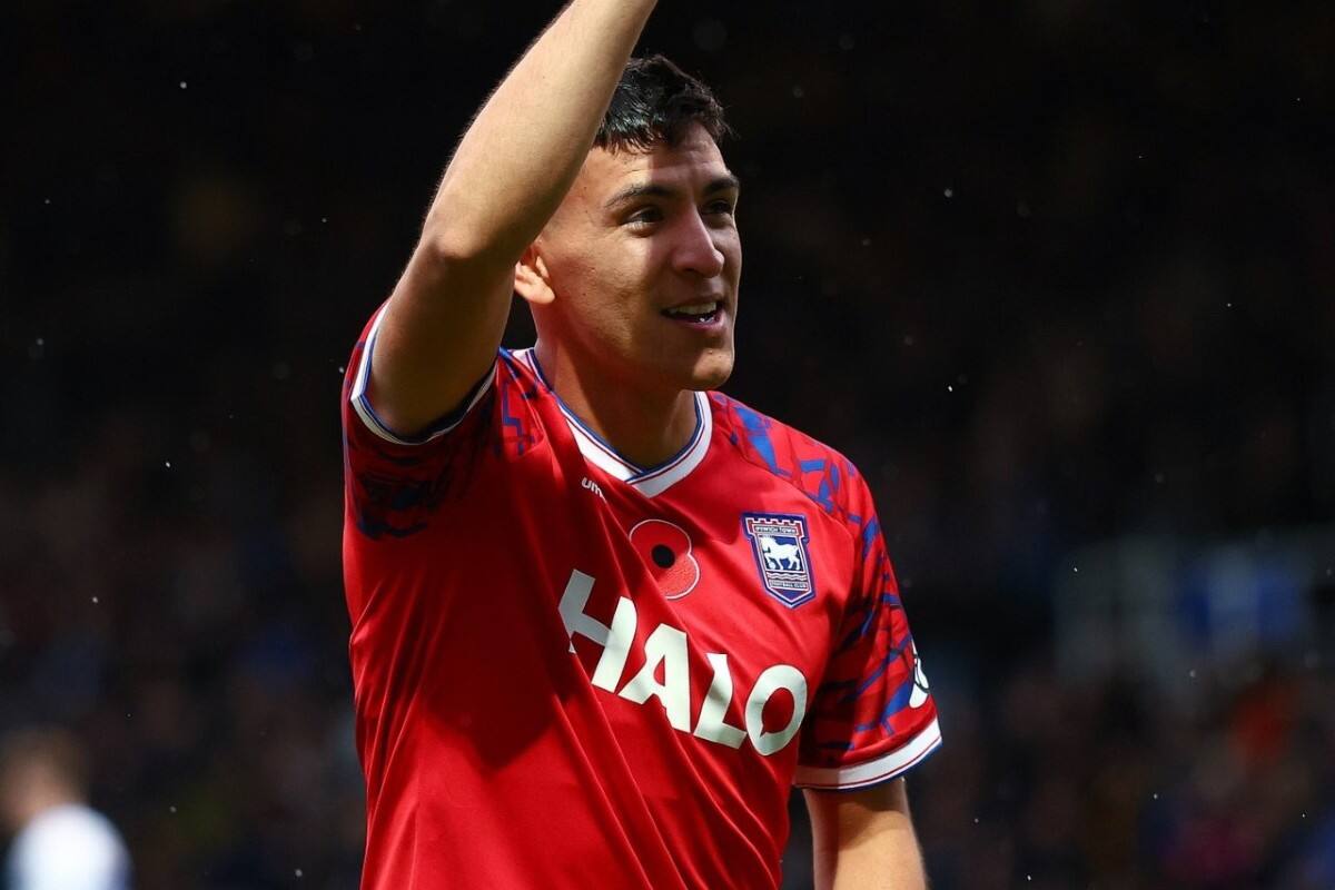 , se matriculó con dos golazos Ipswich Town.
