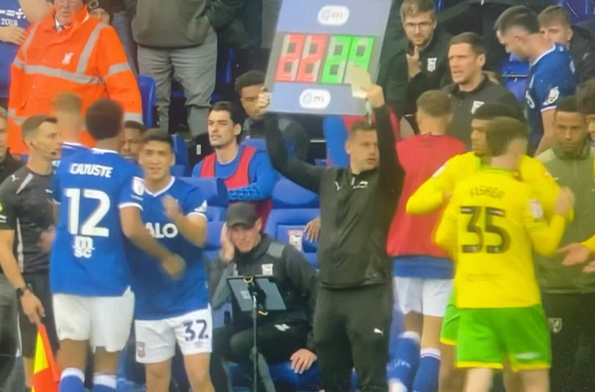 VIDEO | La reacción de los hinchas de Norwich City tras el ingreso de Marcelino Núñez en el clásico rival